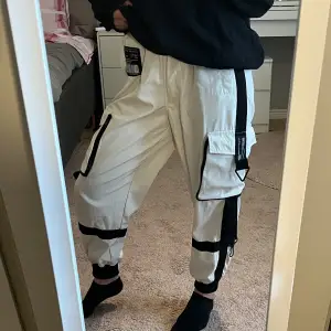 Säljer dessa coola baggy cargopants med flap pockets. Tyvärr är detta inte min stil och har aldrig använt dessa därför väljer jag nu att sälja dessa. Om du vill se alla detaljer på byxorna tar jag bild. Vid intresse eller frågor kontakta mig privat 💕💕