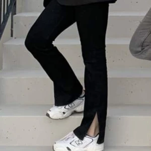 Jeans med slits - Sjukt snygga svarta enkla jeans med slits!🖤 jag är 173cm