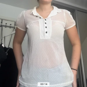 Blus - Säljer denna snygga tröja/blusen som är köpa second hand😊vit och prickig och är luftig💗