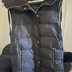 Zara väst  - Säljer min zara väst i storlek s men passar även m