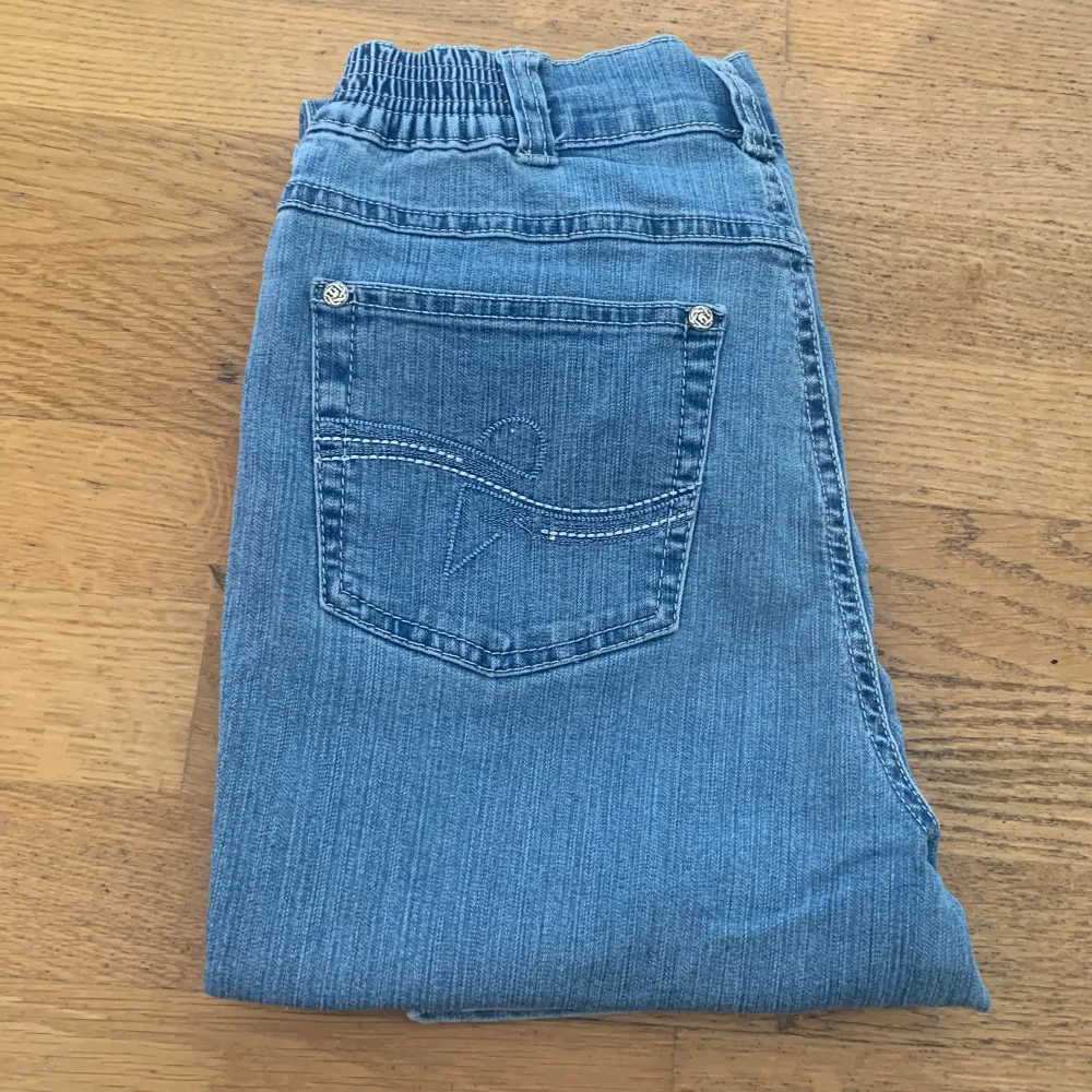 Blå jeans med design på bakfickorna. Har andvänds typ 1-2 gånger men inte mer. Jeans & Byxor.