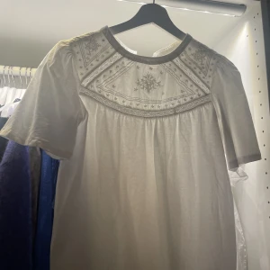 Zara topp - Zara topp användning en gång. Storlek 164, passar mig dom vanligtvis har S/XS. Säljer för 90kr + frakt