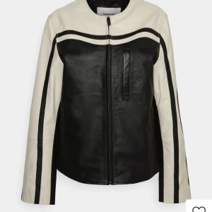 Skinnjacka - Pris kan diskuteras ❤️ Skinnjacka från deadwood, så snygg!! nypris över 5000 Felfritt skick, strl 40 egna bilder kan självklart skickas🥰