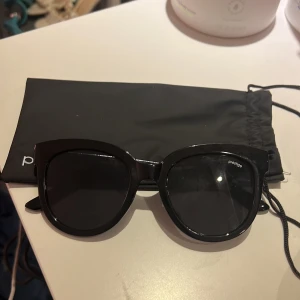 Solglasögon  - Säljer dessa solglasögon. Knappt använda så inprincip som nya. Kan hämtas i Värnamo eller fraktas 