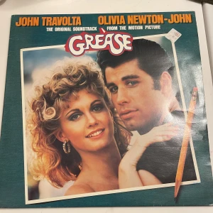 Grease LP skiva  - Säljer denna skiva jag köpte ett tag sedan secondhand för 200kr, och säljer för 150! Själv har jag aldrig använt den, och skivan är i bra skick!❤️