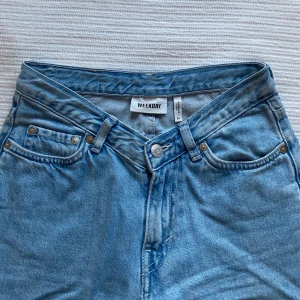 V-formade Weekday jeans - Supersnygga v-formade jeans som dessvärre blivit försmå för mig. Sparsamt använda🌸