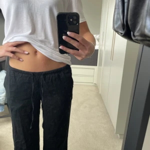 Low waist linnebyxor - Säljer nu dessa populära linnebyxor från hm som är slutsålda överallt! Dem är i storlek XXS och sitter som en smäck på mig som är ca 165! Dem är i toppen skick och använda ca 3 gånger! Säljer pga att jag ej får användning! Kom priv för fler bilder!❤️❤️