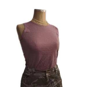 Lila kortärmad topp - str. XL. Men nog passa M-XL också. Glittret är inte strävt. 💖 Pris är diskuterbart vid snabb affär. 😊