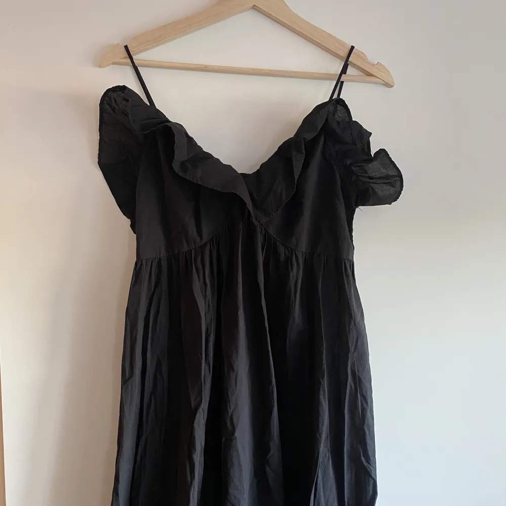 Säljer denna långklänning från H&M i storlek S.. Klänningar.