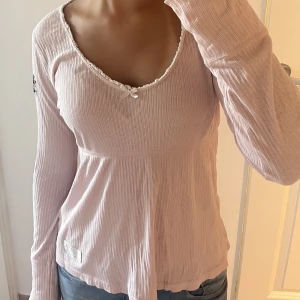 Odd Molly topp - Storlek xs men passar även s. Använt den kanske 2-3 gånger och är i fint skick. Frakten betalar du själv.