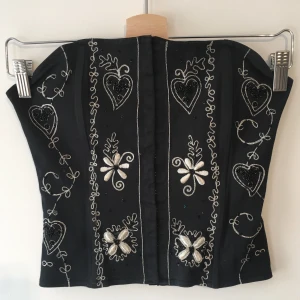 Cowboy Korsett - Coolt broderat mönster med pärlor och paljetter. Hakar framtill. Köpt secondhand.