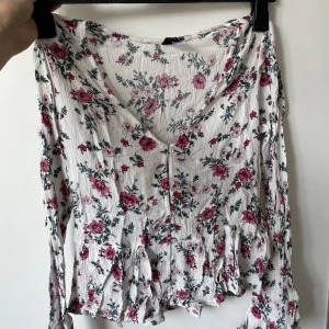 Söt flowig topp  - Blommig topp från HM, Storlek 36. Rensar garderoben 