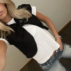 Bolero - Väldens snyggaste svart bolero med knappar. Storlek S. (Billigare frakt genom ”köp nu”