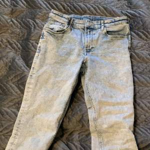 Snygga lågmidjade jeans från HM. ”Slitningarna” i slutet är endast en design ingen defekt. Skriv vid funderingar💓