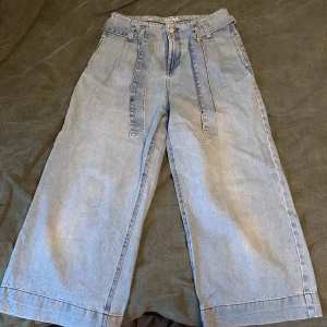 Byxor - Jättecoola jeans som jag har ÄLSKAT men som nu inte passar mig längre! Jättesnygg passform med vida ben och matchande skärp som knyts i midjan. Jättebra skick trots att de har använts mycket! 
