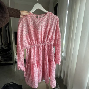 Rosa klänning - Rosa blommig klänning, köpt på asos. Passar S/M.