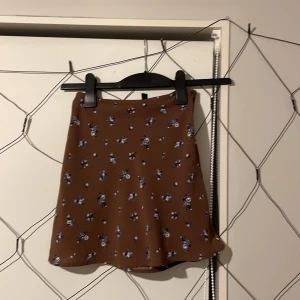 Blommig brun hm kjol 32 - Nyskick