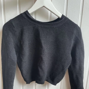 Glittrig långärmad topp - Glittrig långärmad topp i bra skick, som går upp i ryggen. Sann till storleken S/M.