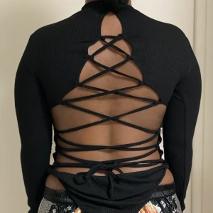 En jätte snygg svart body  - För dig som älskar toppar  med öppen rygg. 💕 oanvänd i storlek 38