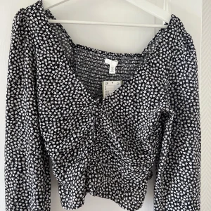 Blommig blus  - Blommig blus från hm! Aldrig använd😍