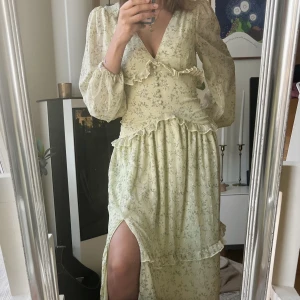 Sommarklänning  - Min favoritklänning har blivit för liten! Superfin och har inga slitningar. 