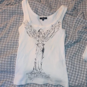 Denny rose linne  - Jätte fint Linne från denny rose. Köpt för ca 750kr, den är i storlek m men passar mig som i vanliga fall har s-xs. Pris kan diskuteras 