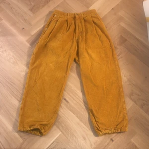 Distrikt 46 byxor  - Gula manchester byxor.Inga fläckar men litet täcken på slitage på ena knät. Stl XS Priset är förhandlingsbart 