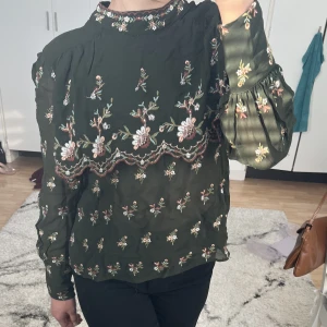 Blus - Grön blommig volang blus från ZARA. Helt oanvänd, nyskick. Tveka inte att lägga prisförslag ❗️3 för 2 på allt❗️