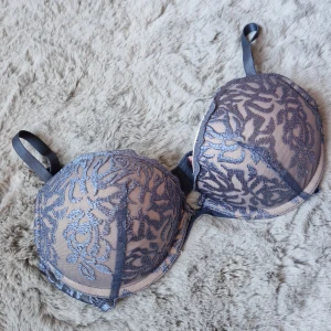 BH från Hunkemöller  - Bh från Hunkemöller i storlek 75A. Inte använd mycket. 3 för 2 på allt och gratis frakt vid köp för minst 250 kr, kontakta mig då!🌸 