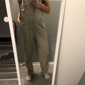 Vintage hängselbyxor  - Säljer mina älskade vintage hängselbyxor från Rocky Company. Dem sitter väldigt oversized på mig som är 167cm och vanligtvis har strl s/m. Dem har en fläck på framsidan som jag inte lyckats få bort. 