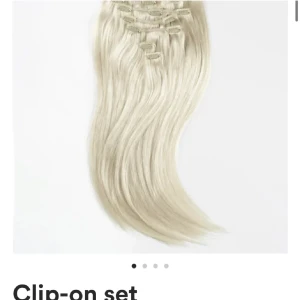clips löshår - Säljer löshår till en hel hårförlängning, oanvänt och endast testat då de är fel färg för mig. 40cm långt. Nypris runt 3000kr! 💗💕 Som nytt! Försöker alltid frakta samma dag!🥰