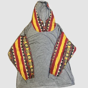 Grå hoodie med mönster  - Min pappas gammla hoodie från 90-talet 🫶 den är väldigt skön och baggy🫶☮️ 