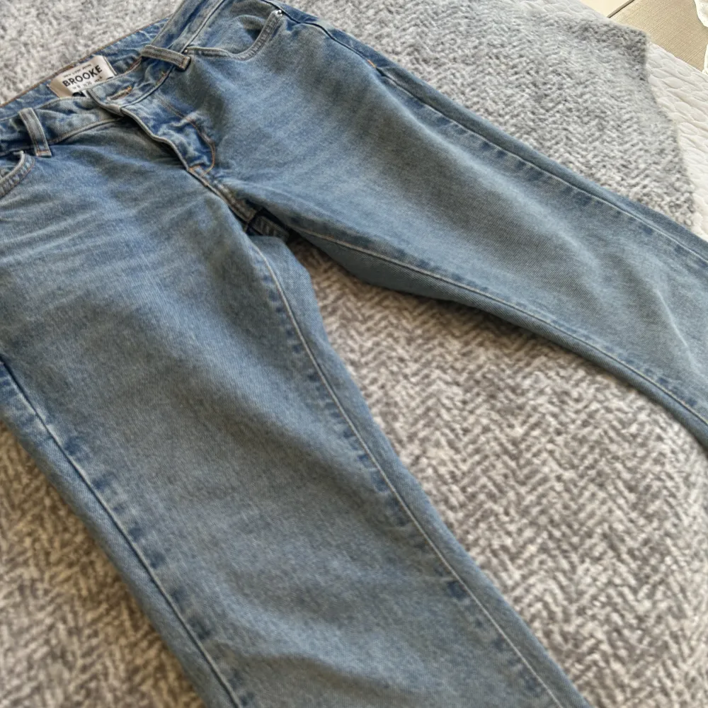 Jättefina lågmidjade jeans från brooke. Säljer för att de inte kommer till användning. Använda endast några fåtal gånger. Jag är 166cm lång och dom är på gränsen till för korta🥰. Jeans & Byxor.