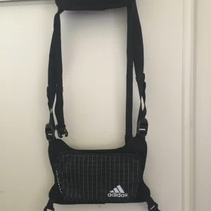 Adidasväska  - En tvär fet addidasväska som är perfekt till dig som inte vill ha en stor ryggsäck men som ändå behöver nån stans att lägga dina saker. Använde nåra gånger men inga defekter. Pris kan diskuteras och om det är några frågor så det bara att skriva.