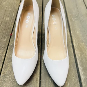 Fina dam klackskor - Mycket fina klackskor säljs.  Färg vit  Skorna har använts endast 1 gång. 