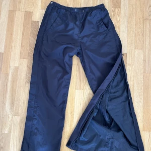 Cargopants - Cargopants som har dragkedja hela vägen på båda sidor, supercoola men tyvärr inte min stil. Passar alla mellan S-L beroende på hur man vill att dem ska sitta. Ser mörkblå ut på bilderna men är svarta irl 