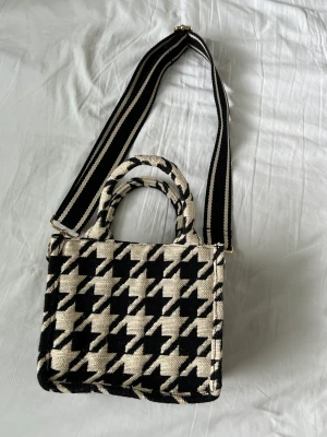 Väska  - Väska från H&M med remm som är avtagbar❤️