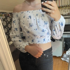 Söt topp - En söt blommig topp ifrån Hm i stl Xs, säljer eftersom den inte kommer till andvändning💕