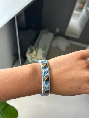 Valentino liknande armband - Valentino liknande armband i jeans material. Aldrig användt 
