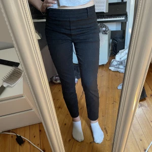 Svarta kostymbyxor  - Ett par svarta kostymbyxor ifrån hm i stl 36, säljer eftersom dom inte kommer till andvändning🩷