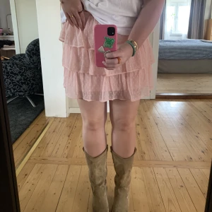 Rosa volangkjol - En härlig rosa volangkjol, perfekt till sommaren! Köpt på Lindex barnavdelning, men är som en S! 💘💘