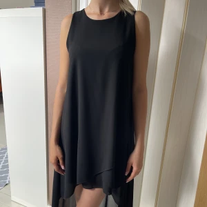 Fin klänning - Super fin klänning Kombinera med ett bälte i midjan eller ett par tights under när det blir kallare. Längre bak än fram. En modell som passar alla från S till L 