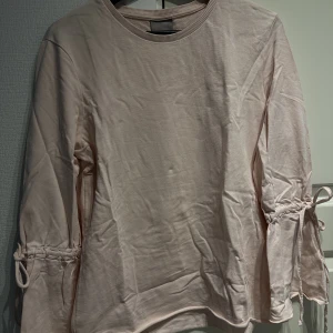Rosa tröja - Tröja från vero moda.  Trumpetarmar med knyte. 