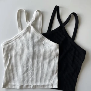 Svart och vitt linne  - Svart och vitt linne från gina, köpta förra sommarn men knappt blivit använda den dess, säljs tillsammans för 30kr, ANVÄND KÖP NU