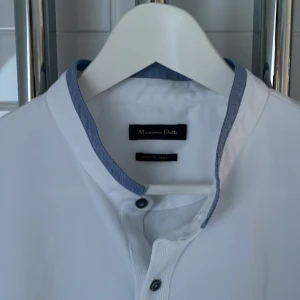 Massimo dutti t-shirt - Massimo dutti t-shirt med krage, riktigt snygg. Bra skick, använd 2-3 gånger. Inga skador osv. Pris går att diskutera 