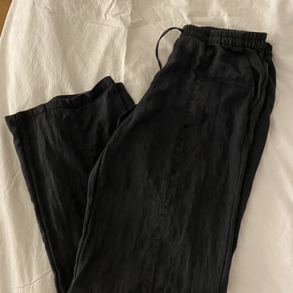 Lågmidjade svarta linnebyxor från zara🫶. Jeans & Byxor.