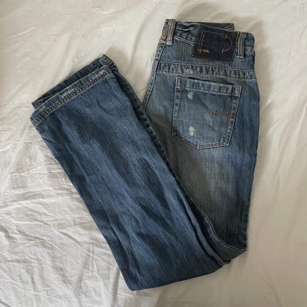 Supersnygga lågmidjade bootcut jeans. Bara att skriva om du har några frågor eller vill ha fler bilder (kan tyvärr inte skicka bild med dem på) Midja:40 cm tvärs över Innerbenslängd:88 cm🌸🌟. Jeans & Byxor.