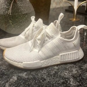 Adidas NMD - Vita Adidas nmd i bra skick. Säljer pga att dom är för små för mig, men de är sanna i storlek 