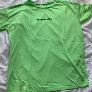 neon grön t-shirt - lite nopprig men fin