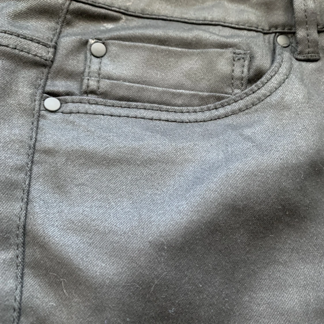 svarta läderiga jeans  - 90